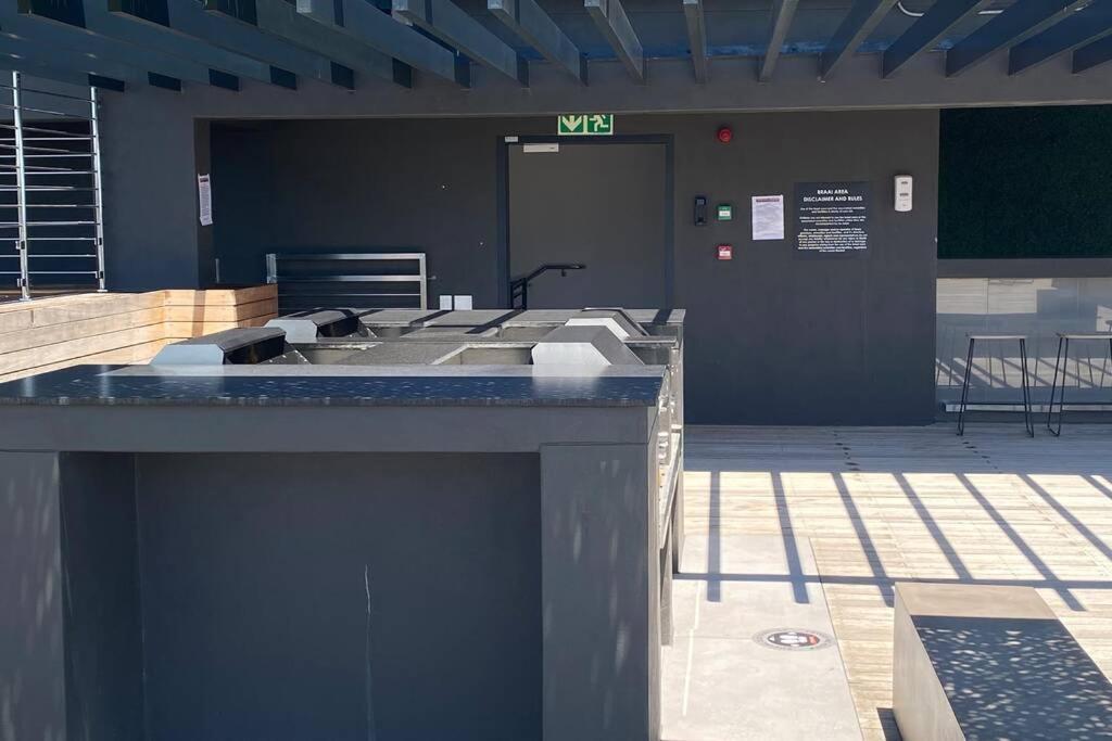Modern Apartment In The Docklands, De Waterkant, Cape Town Stunning Views, Gorgeous Pool Deck Exterior photo